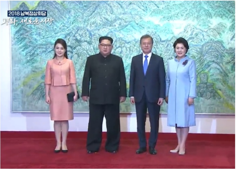 結束一天南北韓高峰會談，雙方領袖的夫人現在也抵達板門店會場，準備參加南韓準備的晚宴，金正恩不常亮相的妻子李雪主也出現在媒體眼前。   圖：翻攝국민방송直播畫面