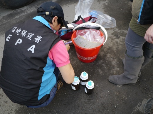 環保單位查獲黑心工廠使用生煤作為鍋爐燃料。 環保單位查獲黑心工廠使用生煤作為鍋爐燃料。