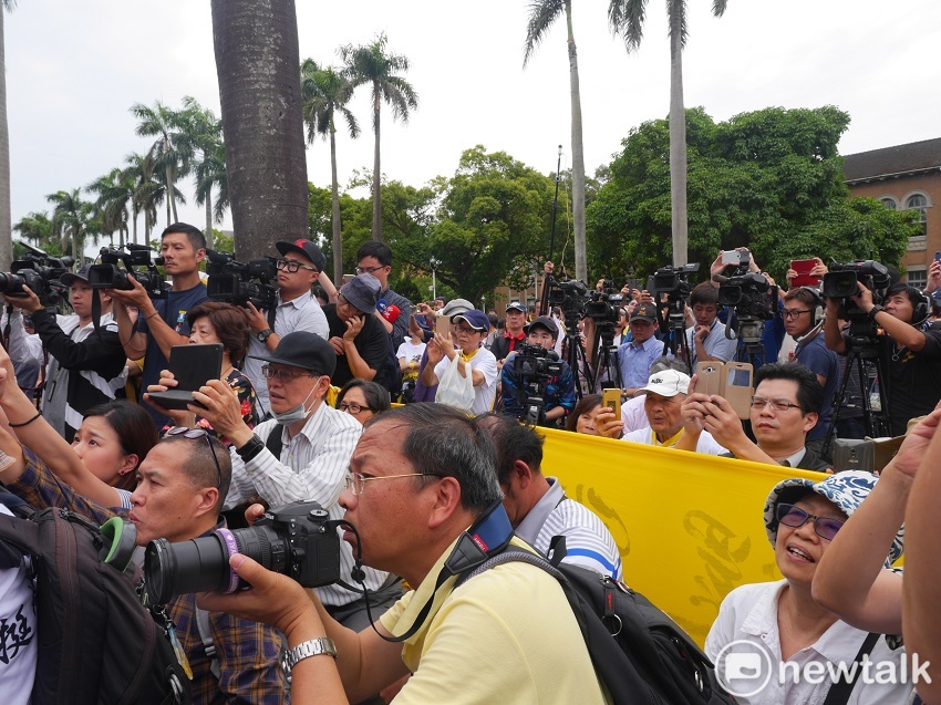 現場民眾歡迎馬英九的到場聲援。&nbsp;&nbsp;&nbsp;圖：趙婉淳/攝