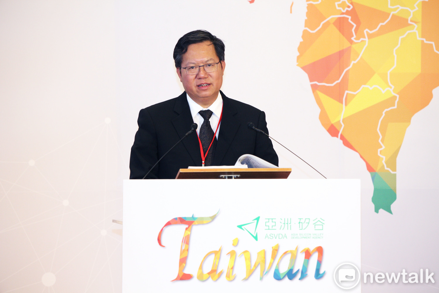 總統蔡英文參訪亞洲・矽谷計畫執行中心桃園營運總部，並現場操作以行動支付方式，在販賣機選購物品。