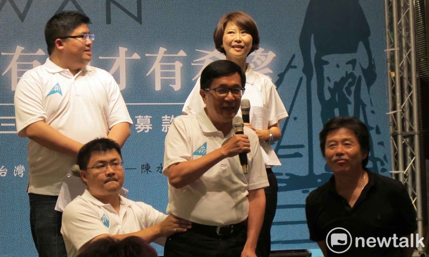前總統陳水扁4日晚間在凱達格蘭基金會介紹義賣品「台灣勇哥」。   圖：林朝億/攝