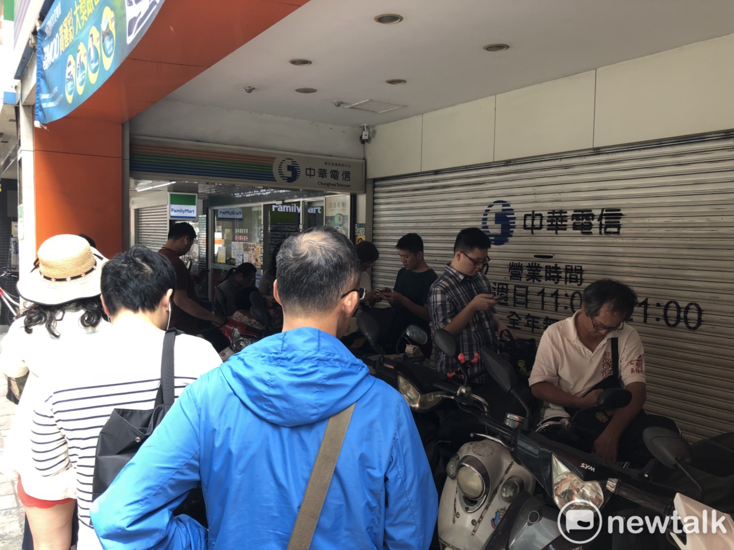 中華電信推出499優或專案後，引發一連串搶換熱潮，不少用戶在門市營業前就來排隊。   圖：丘秝榕／攝