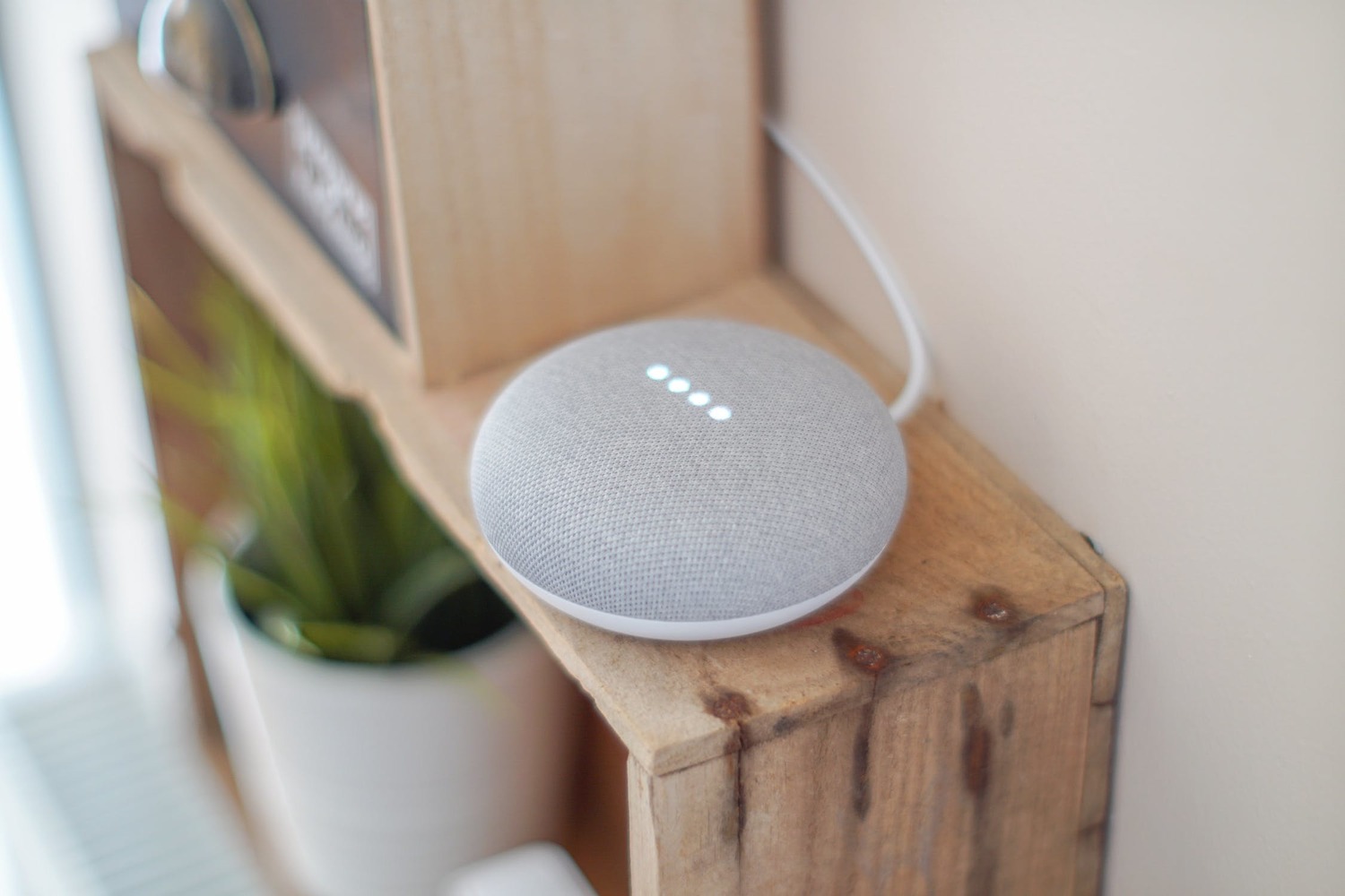 Google 於 2018 年 1 月推出智慧音箱 Google Home，後續銷售高達 320 萬台，成為智慧音箱界的龍頭。(圖為 Google Home Mini)   圖：翻攝自Pexel