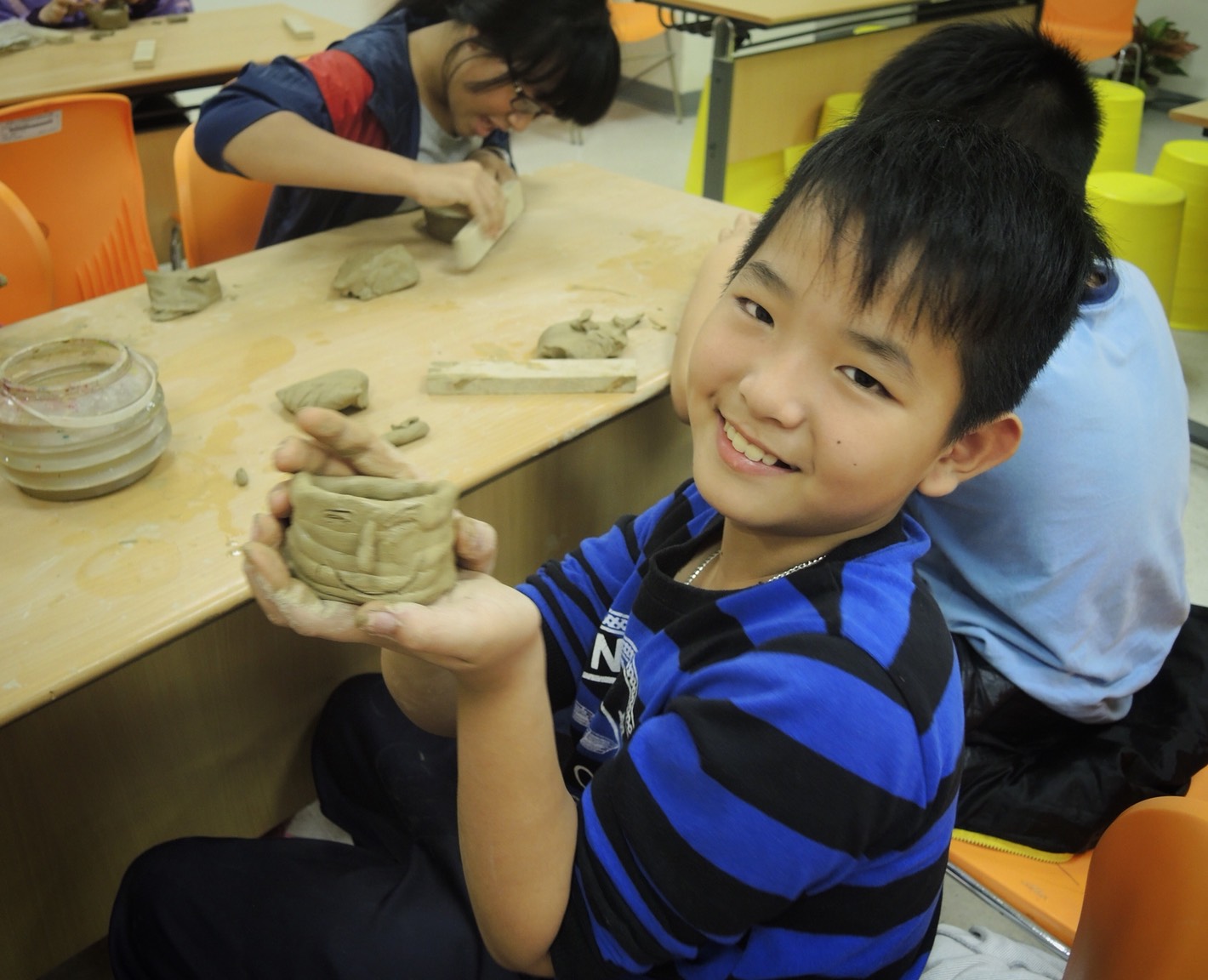 親手製作史前陶器深受大小朋友喜愛。   圖：十三行博物館／提供