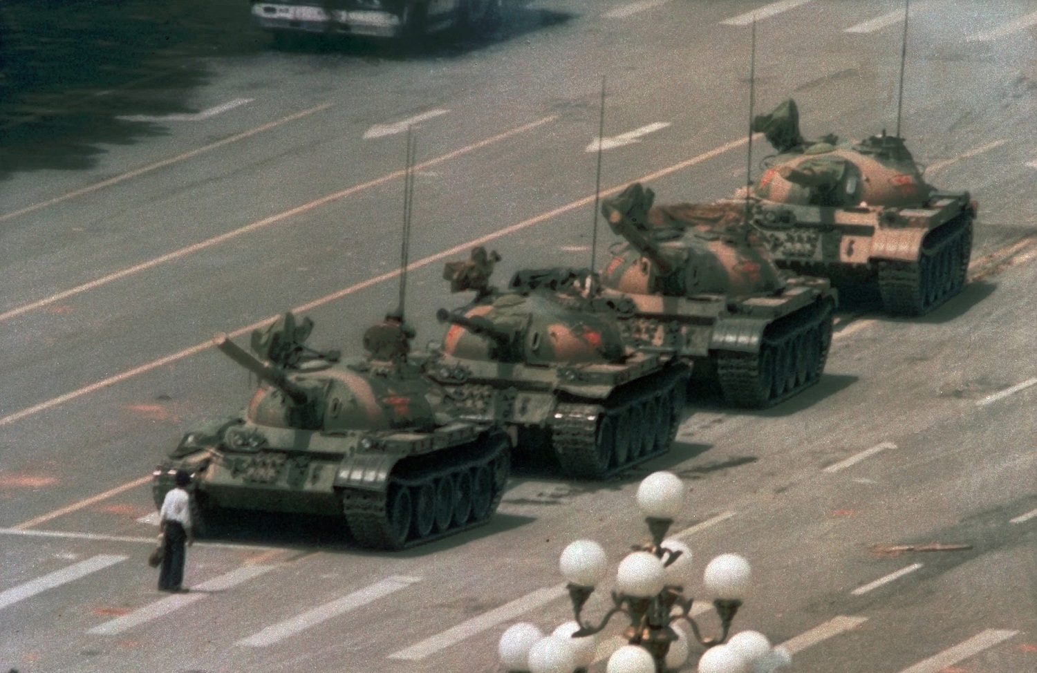 1989年6月5日「王維林」阻擋坦克行進的畫面普遍被認為是20世紀標誌性相片。   圖：達志影像 / 美聯社