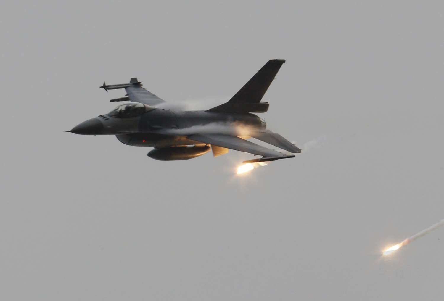 空軍F-16戰機7日參與清泉崗基地「漢光34演習聯合反空（ 機）降作戰演練」，施放熱焰彈模擬空中攻擊， 並於完成任務後大角度轉彎脫離戰場。   圖：軍聞社