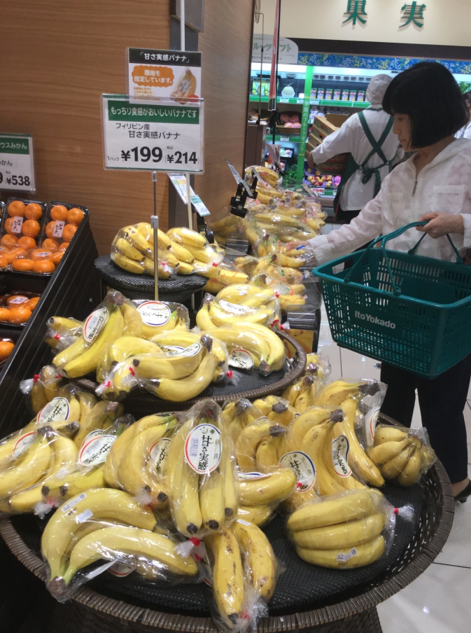 就算特別的品種，菲蕉也售價便宜，容易出手購買。   圖：劉黎兒/攝