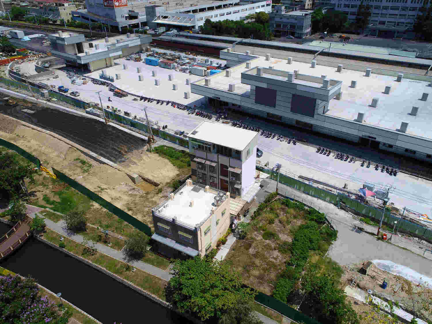 鳳山車站鐵路地下化工程，因陳家地理位置而排水溝及道路中斷。   圖 : 高雄市地政局/提供