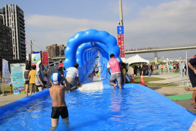 今年(107)水利局再度舉辦「2018新月水道節」在新月橋盛大舉行，活動自6月30日至7月29日連續30天，其中亮點長達135公尺的滑水道。   圖：新北市政府提供