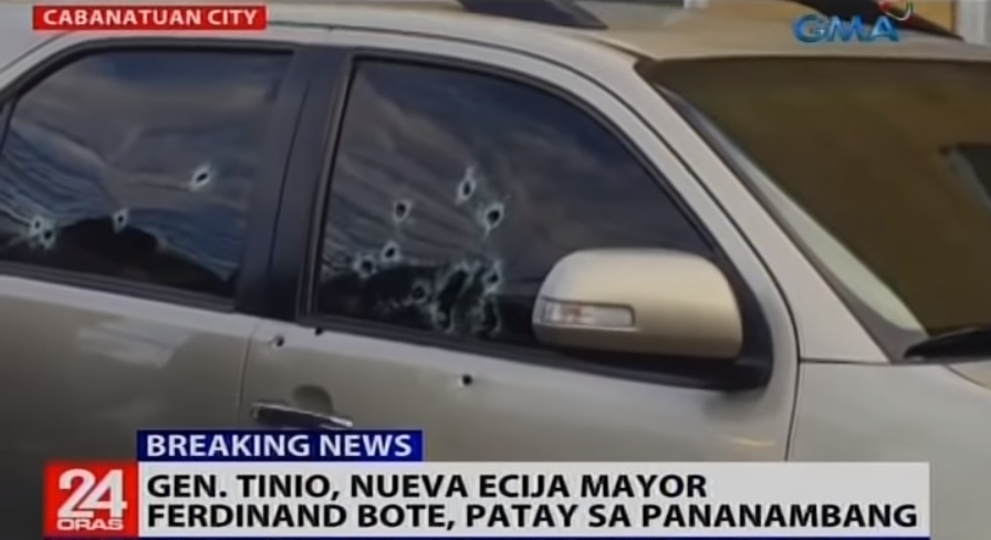 槍手靠近新埃西哈省一名市長搭乘的休旅車，以短槍射擊多槍將他擊斃，車窗上多處可見明顯的彈孔痕跡。   圖：翻攝youtube
