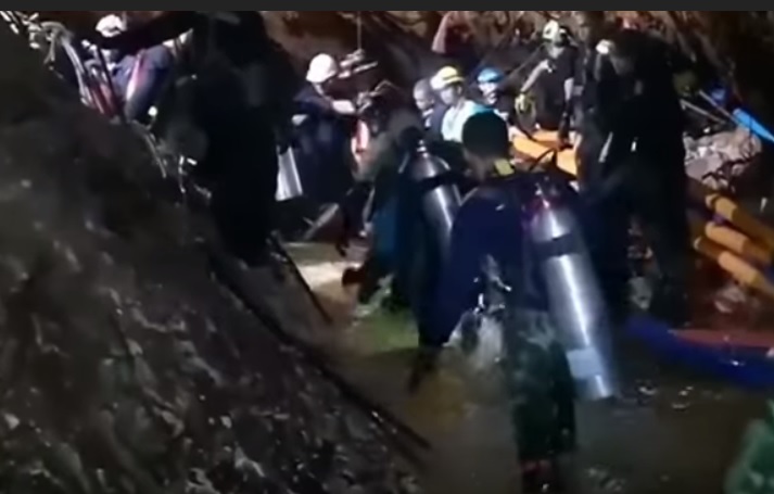  泰國陸續從睡美人洞穴中救出受困的足球隊少年。(資料照片) 圖：翻攝Youtube 