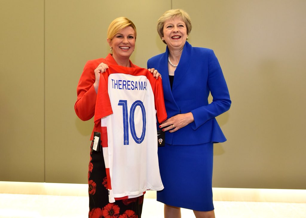 英國首相梅伊收到克羅埃西亞隊長莫德里奇（Luka Modric）的10號球衣，背面印著「Theresa May」字樣，左為克羅埃西亞總統季塔洛維奇（Kolinda Grabar-Kitarovic）。   圖：翻攝自Kolinda Grabar-Kitarovic推特