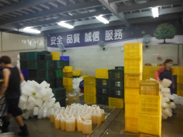 高雄市長許立明眼尖,發現大樹區瓦厝街排水溝有異常泡沫。 高雄市長許立明眼尖,發現大樹區瓦厝街排水溝有異常泡沫。