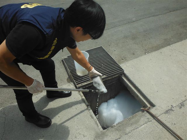 高雄市長許立明眼尖,發現大樹區瓦厝街排水溝有異常泡沫。 高雄市長許立明眼尖,發現大樹區瓦厝街排水溝有異常泡沫。