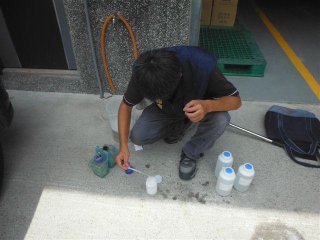 高雄市長許立明眼尖,發現大樹區瓦厝街排水溝有異常泡沫。 高雄市長許立明眼尖,發現大樹區瓦厝街排水溝有異常泡沫。