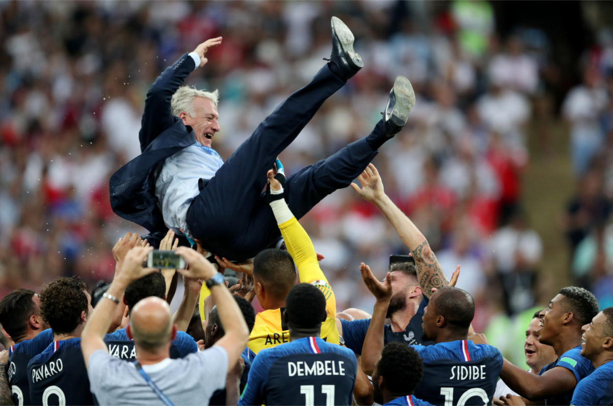 法國對在獲得世界杯冠軍後，高興的在球場把教練高高舉起慶祝。   圖：達志影像/路透社