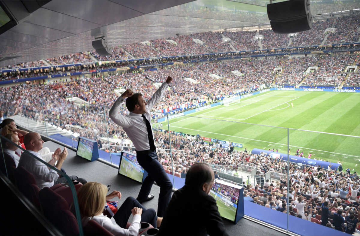 法國總統馬克宏（Emmanuel Macron）在球場上親自向球員們道賀嘉勉，隨後並發推文說：「感謝你們」。圖為冠軍戰法國進球的那一剎那，馬克宏在看台貴賓席興奮地手舞足蹈。   圖：達志影像/路透社