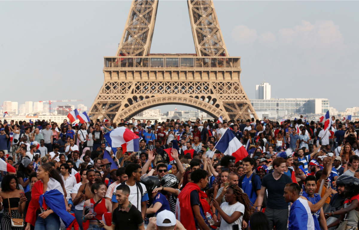 巴黎著名景點艾菲爾鐵塔（Eiffel Tower）附近設立球迷觀戰區，9萬人透過巨型螢幕收看比賽，每當法國隊進球時，現場頓時歡聲雷動。當比賽結束時，眾人興奮大喊：「我們贏了，我們贏了！」   圖：達志影像/路透社