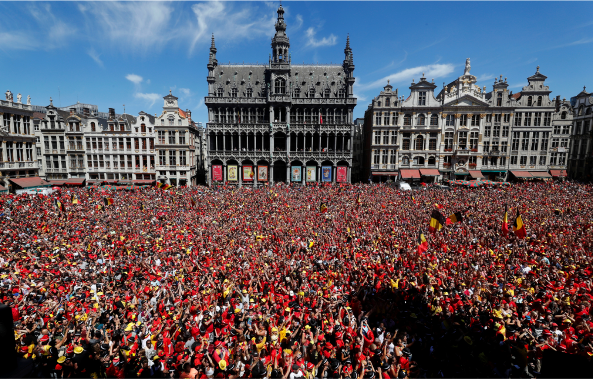 遊行來到終點在大廣場（Grand Place），比利時球員被安排在市政廳平台上接受成千上萬球迷英雄式的歡呼。   圖：達志影像/路透社