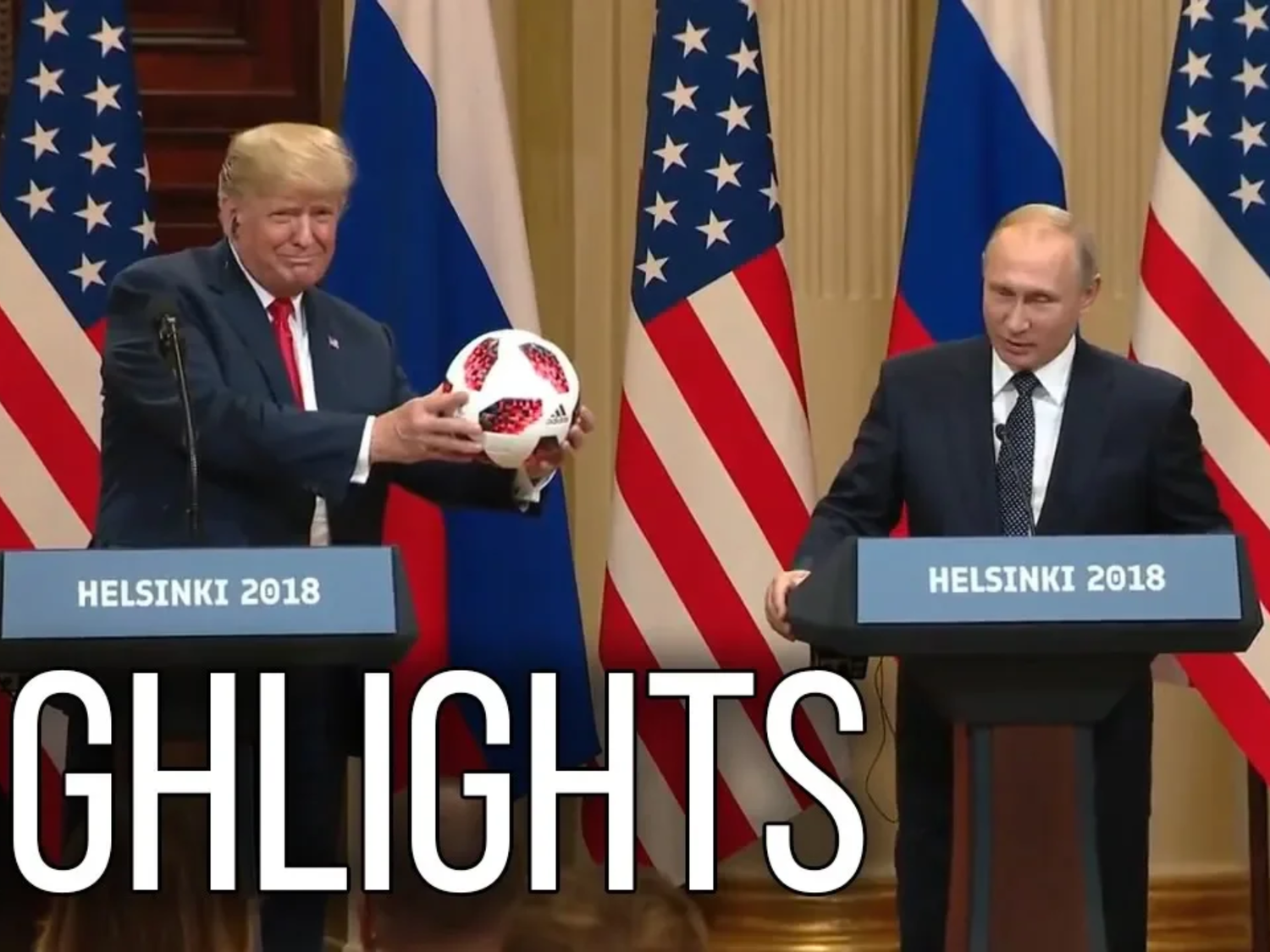 在赫爾辛基美俄領袖峰會聯合記者會上，美國總統川普接受俄羅斯總統蒲亭贈送的一個紅白色足球。他說，要把球送給他12歲的球迷兒子拜倫（Barron Trump）。   圖：翻攝自Youtube