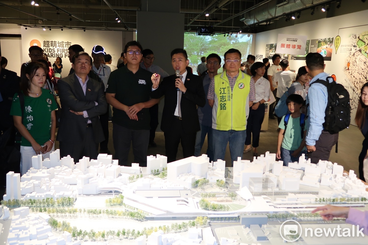 新竹市長林智堅26日親自導覽民進黨中央黨部員工參訪「新竹300博覽會」。   圖：林朝億/攝