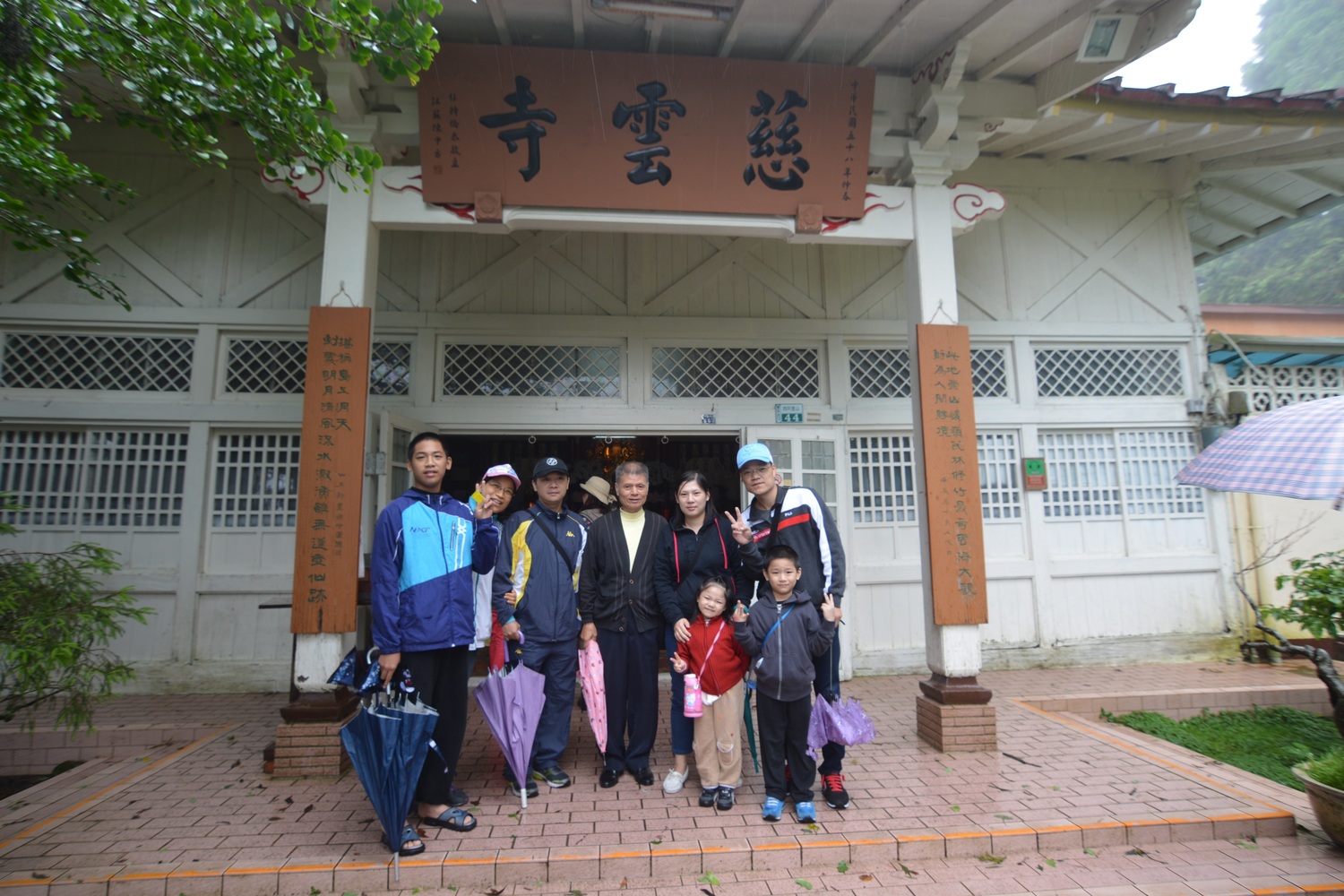 板橋區模範父親陳春(前排右4)與家人及站在後排的民代等現場來賓合影。 