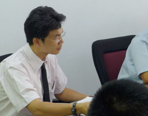 花蓮地檢察署檢察官林俊佑（左）疑不滿就讀幼稚園的女兒被同學欺負，帶員警到幼兒園嚴厲質問小朋友，並要求刑警取監視畫面指認，地檢署獲知將他提起公訴。（翻攝照片）   圖/中央社
