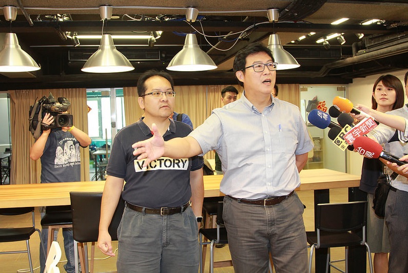 民進黨台北市長參選人姚文智今（30）日於「共同工作空間」CLBC八德大船艦與創辦人林育正討論青創空間經營理念，並且主張設立青年事務發展局。