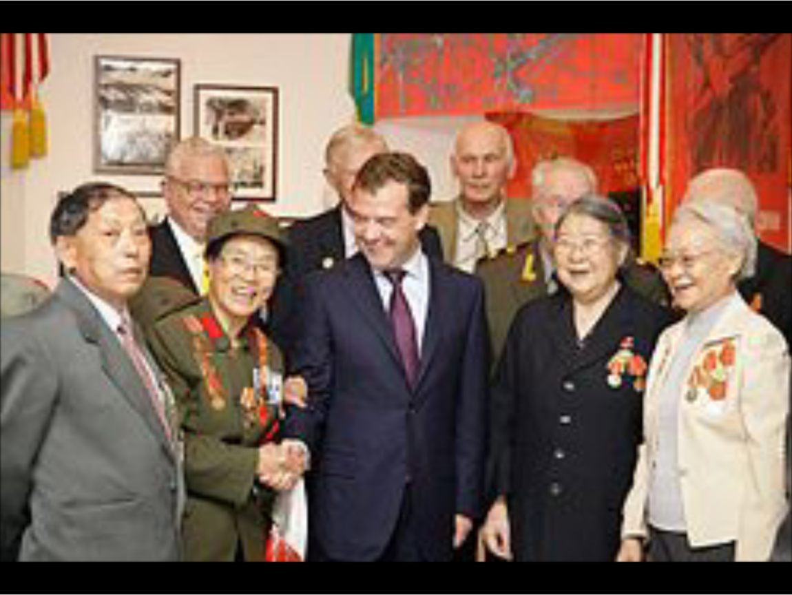 巧的是，2010年，俄羅斯總統梅德韋傑夫（Dmitry Medvedev）訪問中國，在大連會見中俄兩國二戰老兵，當時曾與這兩位「李敏」等人合影留念，她們一左一右，分立訪賓兩旁。前排左起：王立平（88旅老戰士）、李敏（東北抗日聯軍老戰士）、梅德韋傑夫、李敏（毛澤東之女）、劉愛琴（劉少奇之女）。   圖：翻攝自維基百科