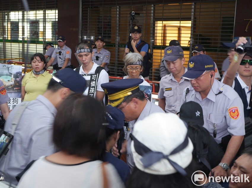 外籍移工虐待、濫殺貓狗事件頻傳，保猋護生聯盟、台灣樹人會等多個動保團體今天到勞動部前表達自身的聲音。