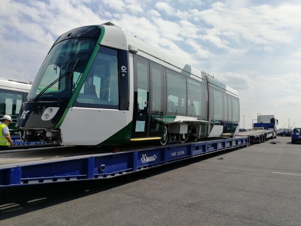 高雄輕軌第一階段工程是由西班牙卡夫（CAF）公司承包，使用的列車與二階段列車外觀差不多。