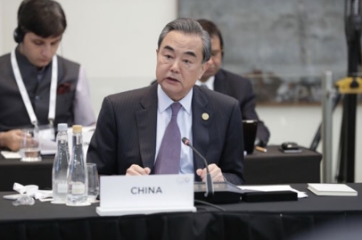 中國外交部長王毅參加東協外交部長會議，表示東協與中日韓必須展現推動貿易自由化強烈意願。   圖：翻攝中國外交部微博
