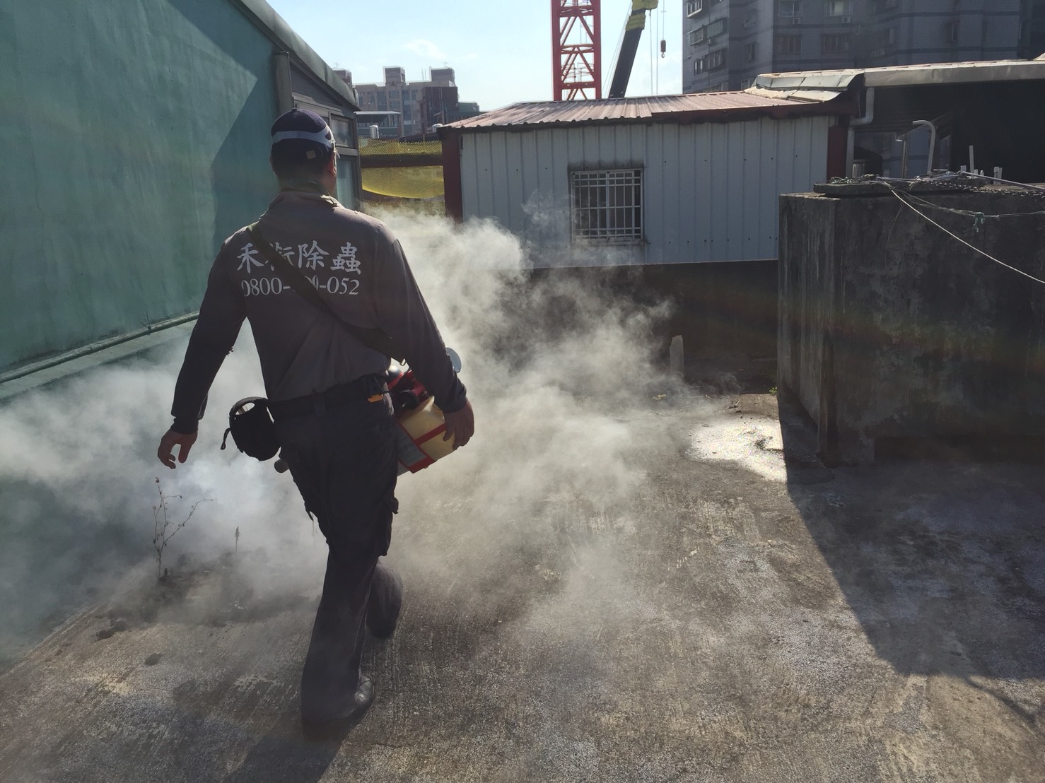 新北市衛生局長林奇宏強調本周是防疫的黃金關鍵期，呼籲民眾主動清理孳生源。 