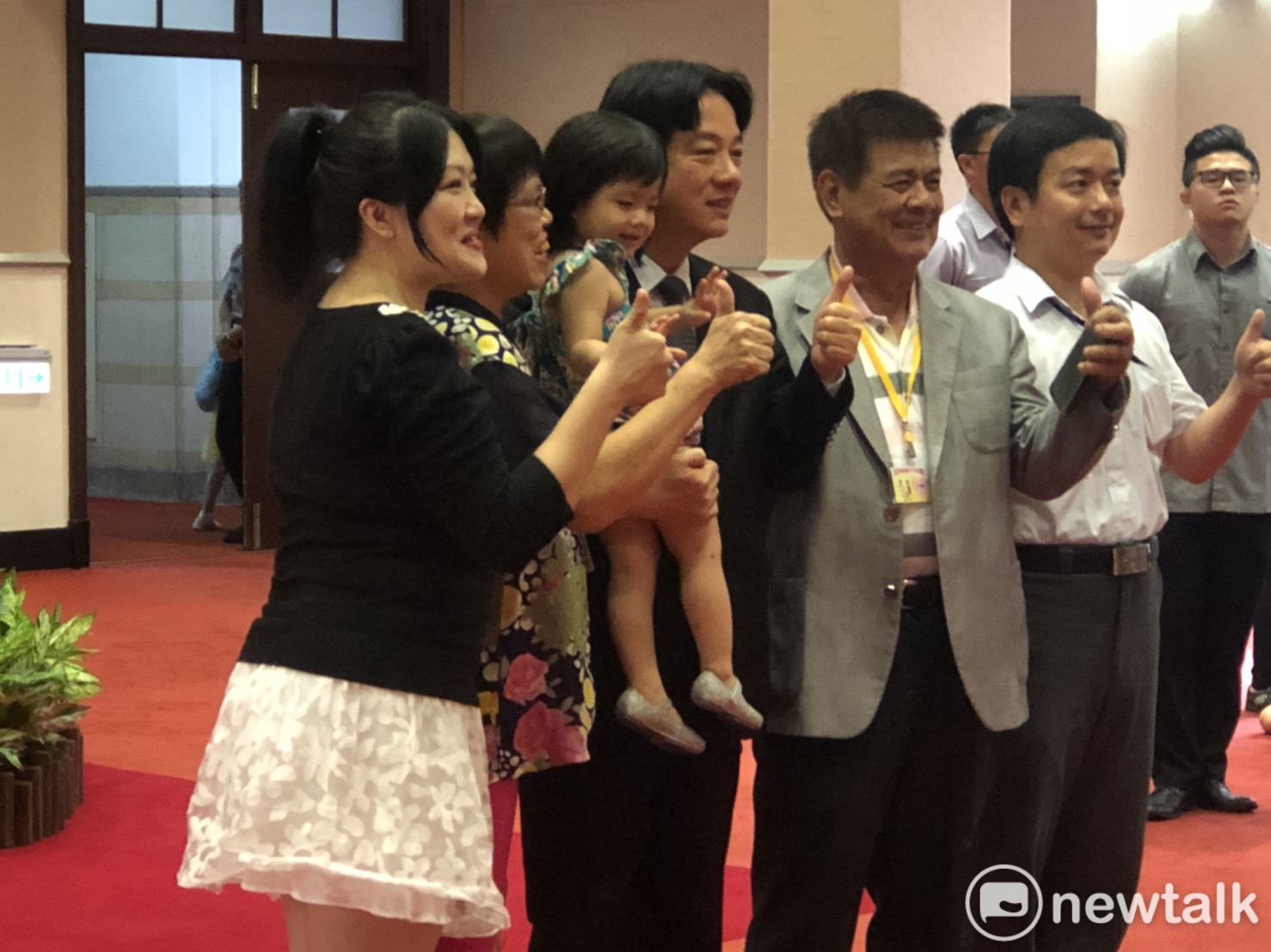 今（10）天是政院親子日，行政院長賴清德特別和到訪的同仁家屬合影。