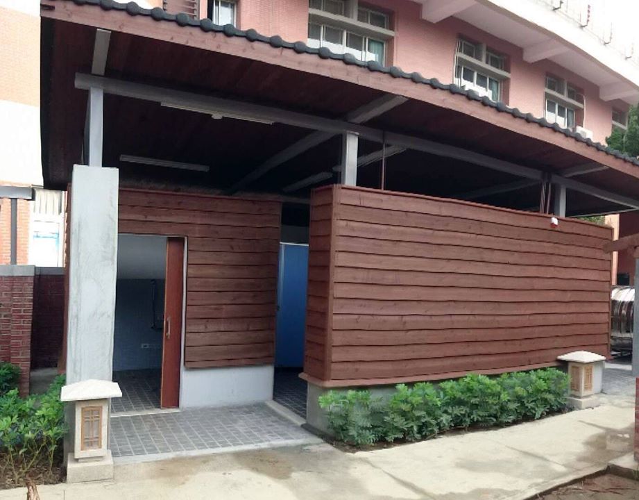 鍾肇政宿舍後的公廁，占去極大空間。   圖：翻攝自鍾延威臉書