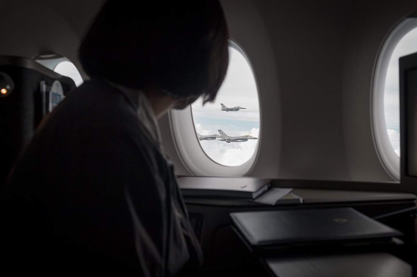 蔡英文臉書曾公布她搭乘空軍一號專機，從窗戶往外看，由於晴空萬里，藍天白雲，四架伴飛的F-16型戰機清楚地映入眼簾。   圖：翻攝自蔡英文臉書