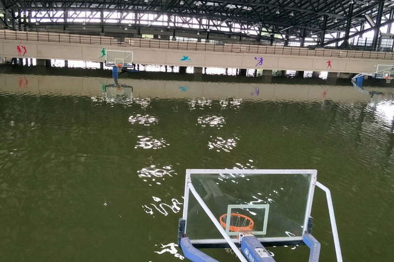 台南真理大學麻豆校區在前一波豪雨後出現積淹水，情況最嚴重的體育館內外都變成一座水池。