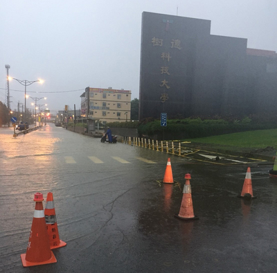 高雄市受到西南氣流的影響，28日清晨劇烈降雨，部分地區積水嚴重。圖為三民區本和里秋元街積水約30公分 。