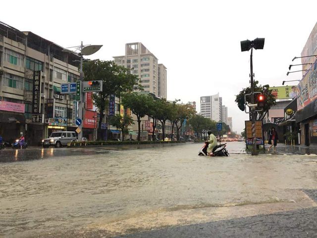 高雄一夜豪大雨，積水處處，部分滯洪池趨近滿水位，市長許立明今晨馬不停蹄，巡察各地。