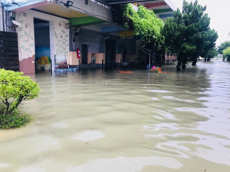 台南啟智學校淹水嚴重，需有抽水設備支援。
