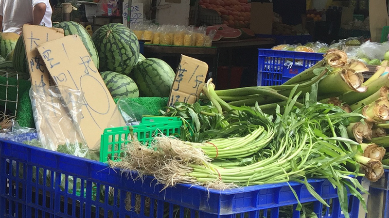 農委會官網顯示，台北果菜批發市場28日整體蔬菜交易均價每公斤34.6元。農糧署說，休市2天後，今天交易量增加，所以比25日回跌13.7%。菜市場高麗菜1台斤新台幣39元、葉菜1把30元。