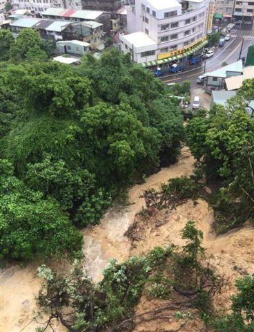 高雄市府工務局先以帆布覆蓋塌陷橋面，避免雨水沖刷。