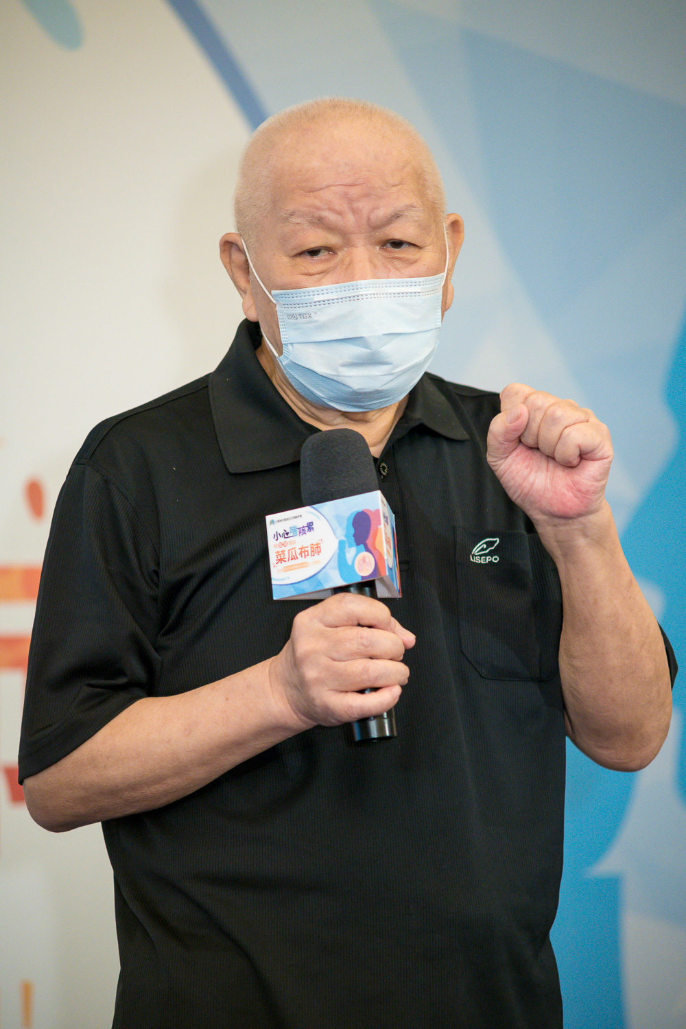 特發性肺纖維化年度衛教大使邱彥翔現場展示氣球可通過該年齡層的肺活量大小。