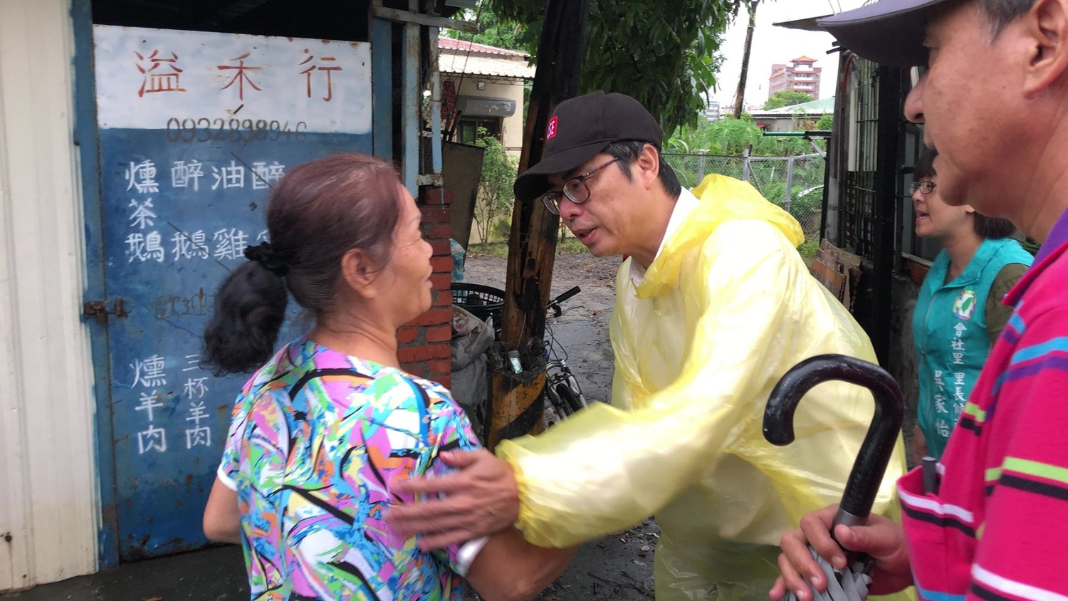 高雄市因連日豪雨，不少地區仍泡在水中。