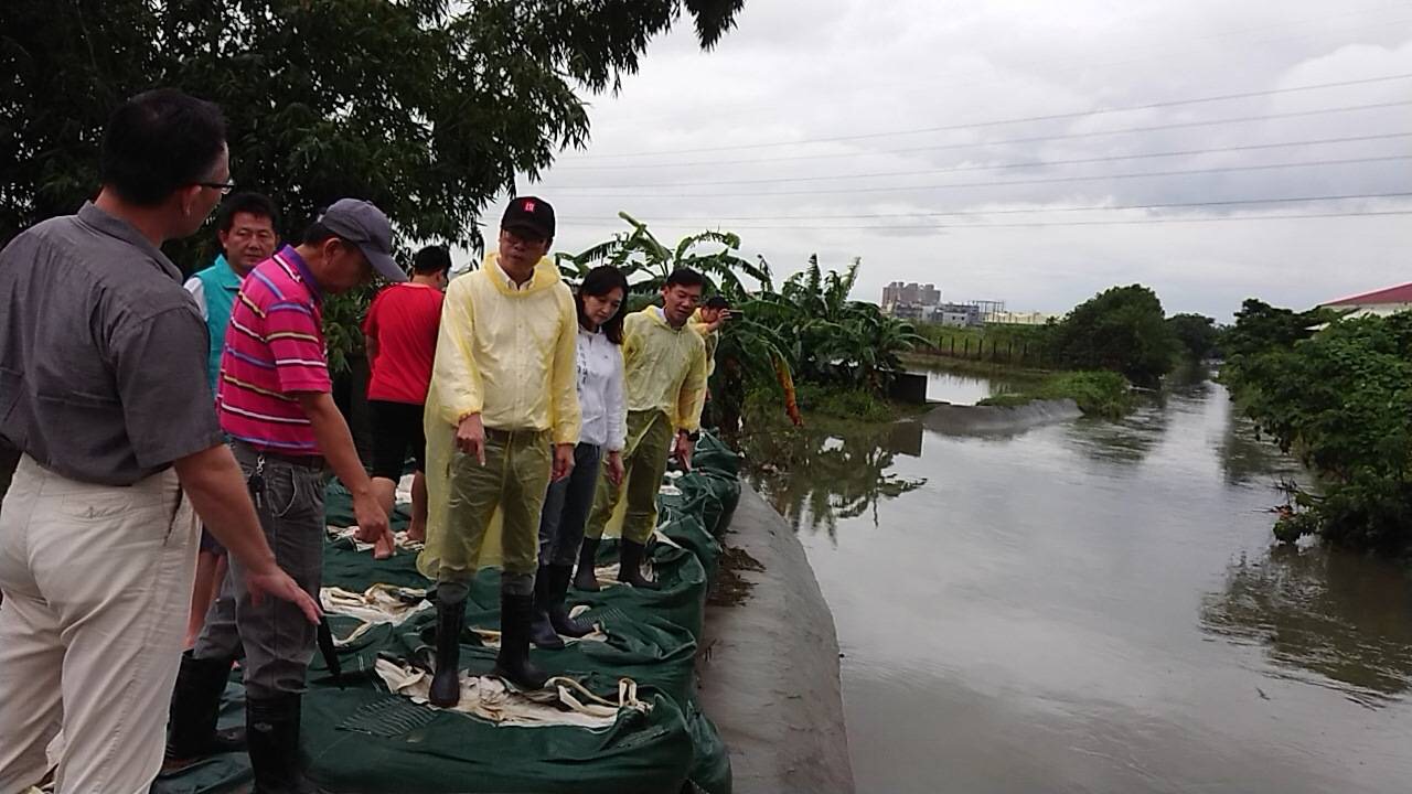 高雄市因連日豪雨，不少地區仍泡在水中。