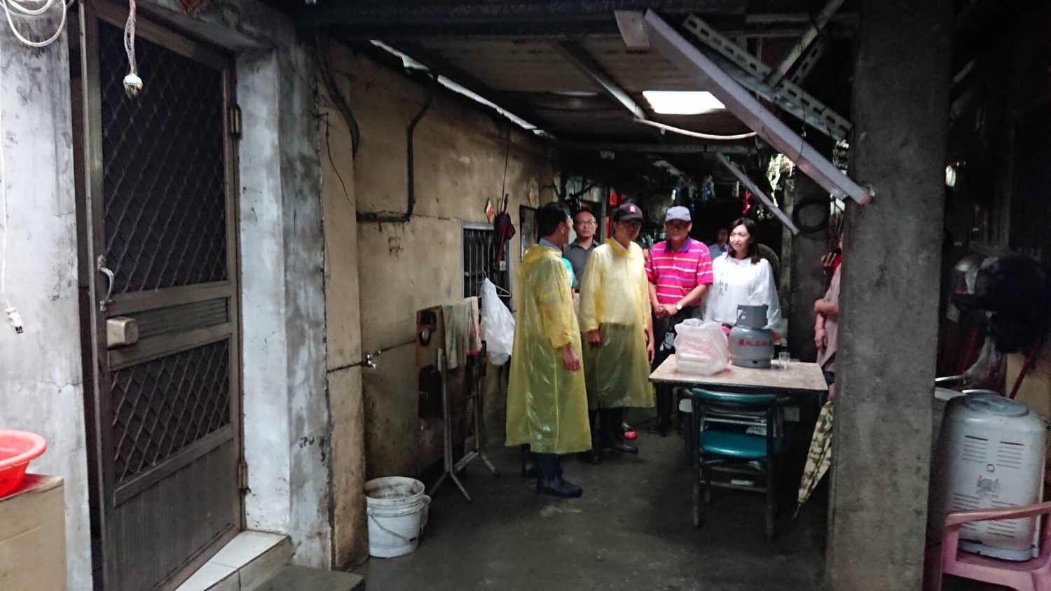 高雄市因連日豪雨，不少地區仍泡在水中。