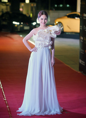 第58屆亞太影展1日晚間在台北頒獎，藝人曾莞婷以藍色系細肩帶禮服現身星光紅毯，吸睛全場。