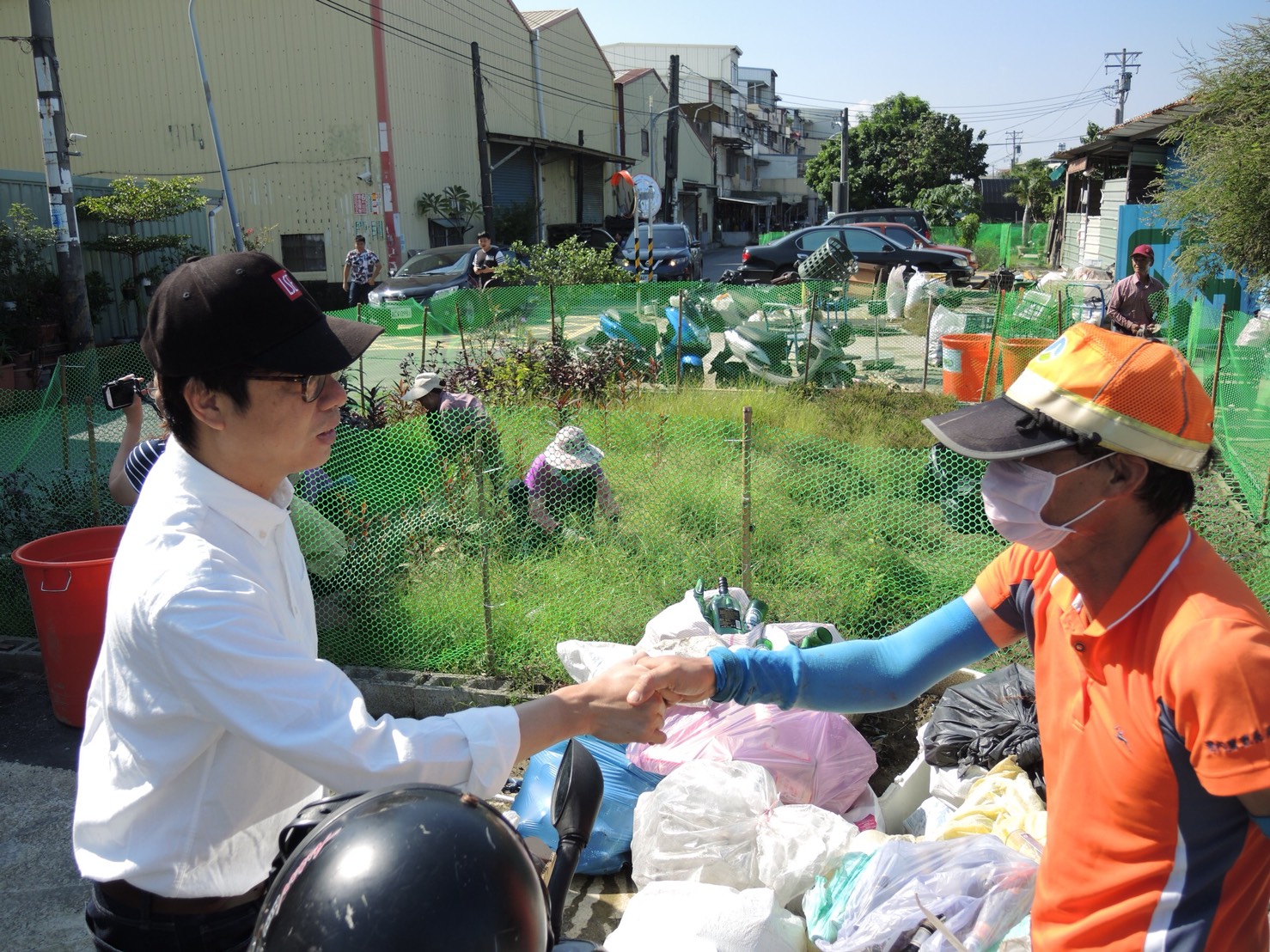 繼上週探視淹水災區，今日陳其邁再度前往仁武灣內里及岡山嘉興里。