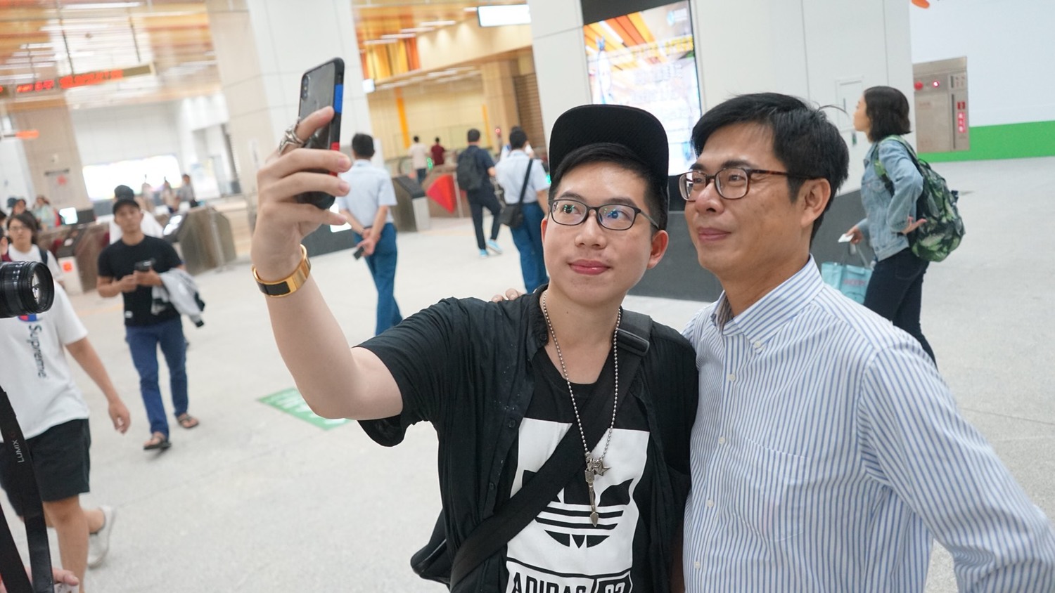 新車站站體的設計，是由荷蘭知名建築師所操刀，以「高雄之心」為車站整體的設計核心