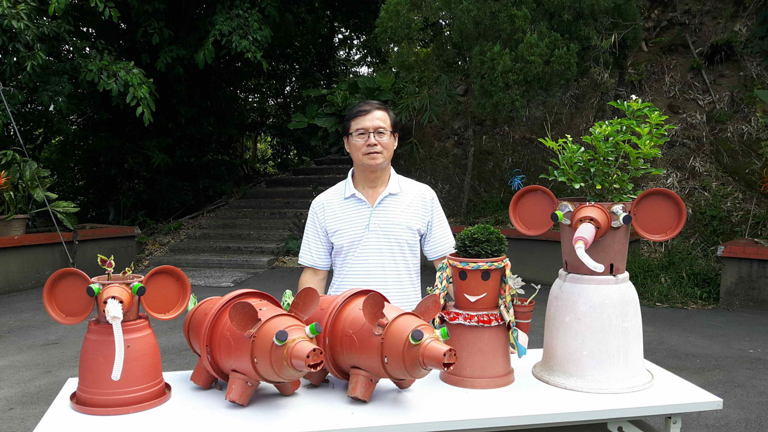 新北市長朱立倫頒獎給349位環保英雄，其中3名特優獎得主，分別是丁琨祥 (左二)、何熊徵 (左一)及鄒秀奎 ( 右一)。 